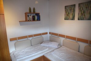 2 bedrooms, travel crib, free WiFi, bed sheets