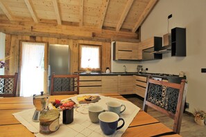 Een koelkast, een oven, een kookplaat, een vaatwasser