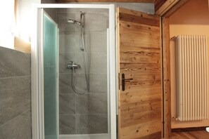 Een douche, een haardroger, een bidet