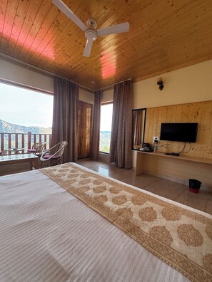 Premium Room With Balcony | 1 ห้องนอน, ห้องพักตกแต่งอย่างมีเอกลักษณ์, ตกแต่งพิเศษโดยเฉพาะ