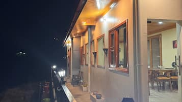 Mặt tiền nơi lưu trú - ban đêm