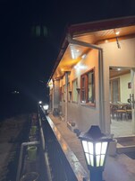 Fachada da propriedade à noite