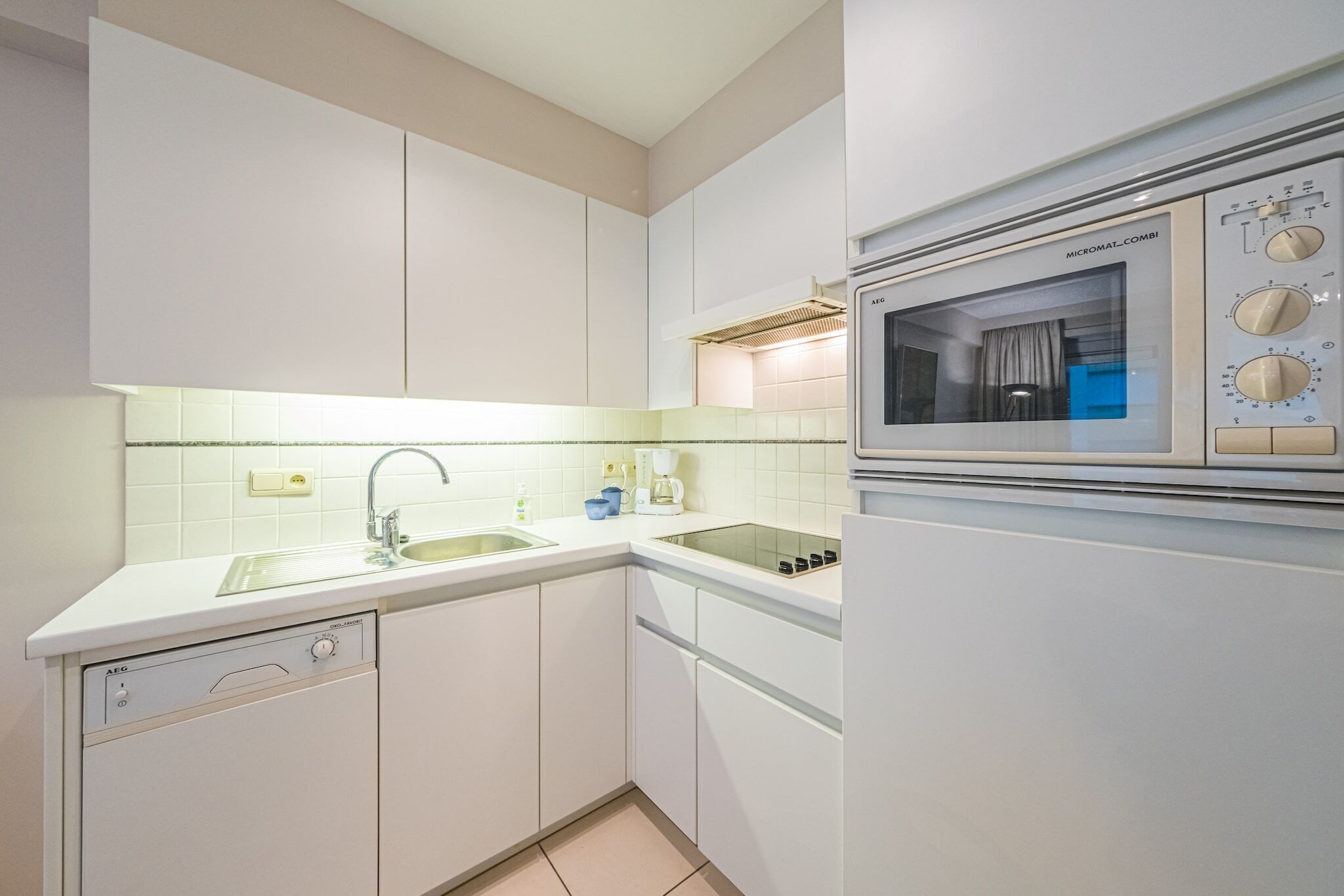 ثلاجة، ميكروويف، فرن، موقد طهي مسطح