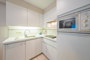 Fridge, microwave, oven, stovetop - Well-maintained apartment with sea view (Middelkerke)