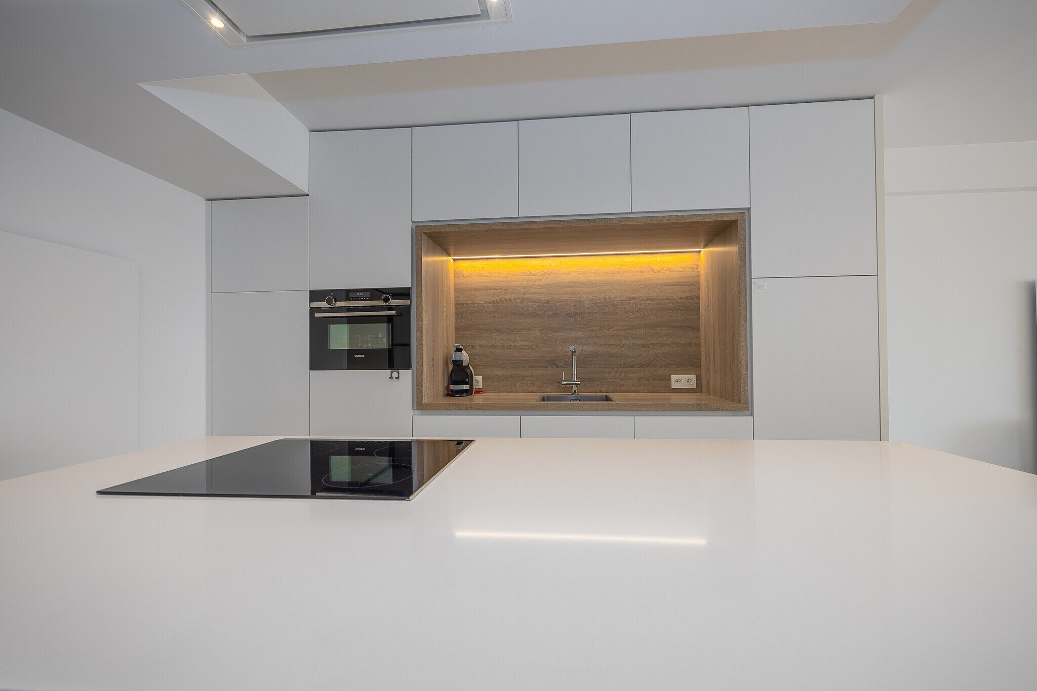 Wasserkocher mit Kaffee-/Teezubehör, Kühlschrank, Mikrowelle, Ofen