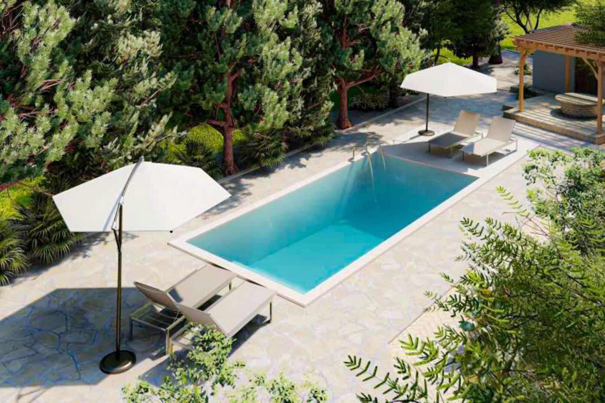 Une piscine rectangulaire entourée d’une végétation luxuriante, avec des chaises longues et des parasols.