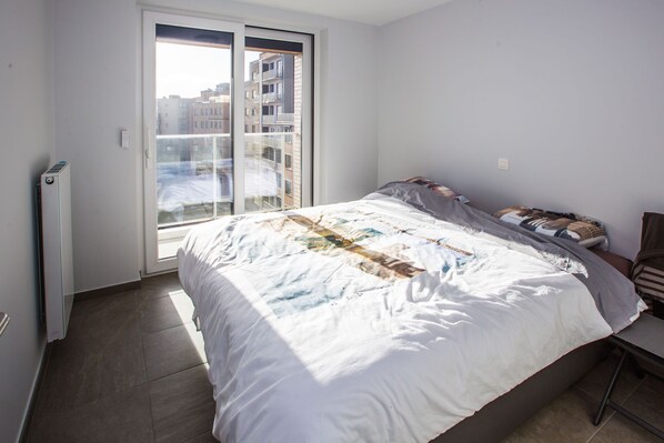 2 bedrooms, iron/ironing board, internet