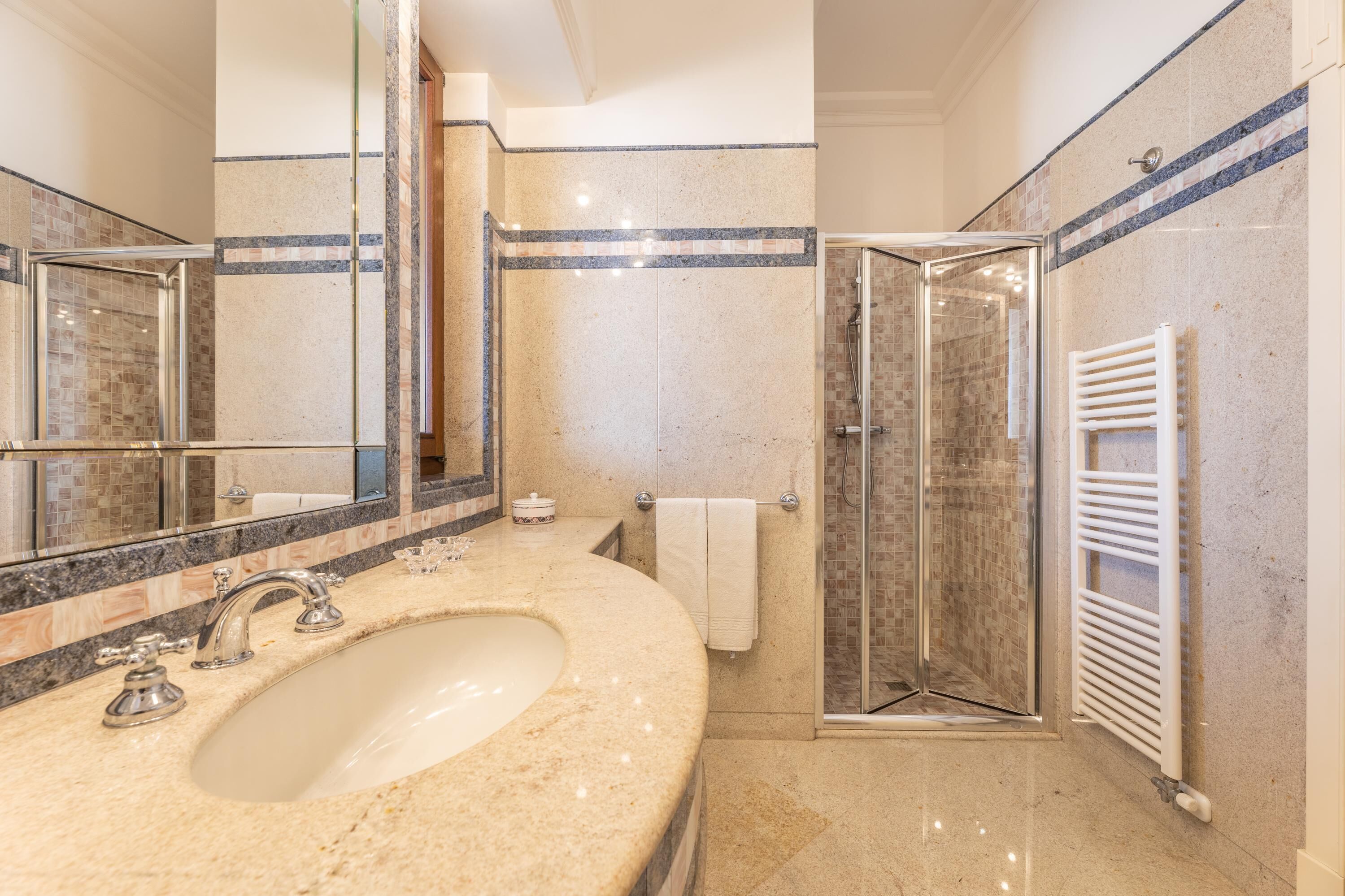 Dusche, Haartrockner, Bidet, Handtücher