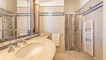 Dusche, Haartrockner, Bidet, Handtücher