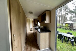 Refrigerador, parrilla de estufa, cafetera y tetera y comedor 