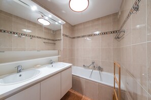 Bathtub, hair dryer - Apartment on the 5th floor with sea view (Middelkerke)