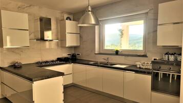 Frigorifero, microonde, forno, piano cottura