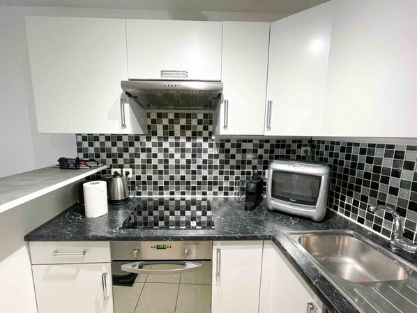 Køleskab, mikrobølgeovn, ovn, kogeplade