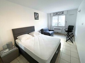 1 chambre, bureau, fer et planche à repasser, Wi-Fi gratuit