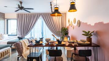 Luxury Studio Suite | Langsir/tirai gelap terus, seterika/papan seterika, Wi-fi percuma