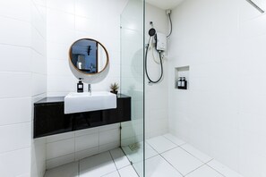 Suite estudio de lujo | Baño | Ducha y cabezal de ducha tipo lluvia
