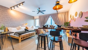 Une chambre d’hôtel moderne équipée d’un lit, d’un coin repas et d’une cuisine.