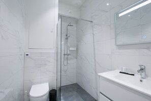 Chuveiro, toalhas de banho, sabonete, shampoo