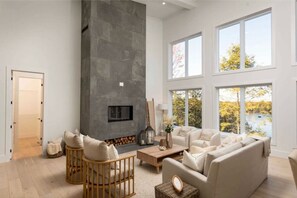 Smart-TV, Kamin, Stereoanlage