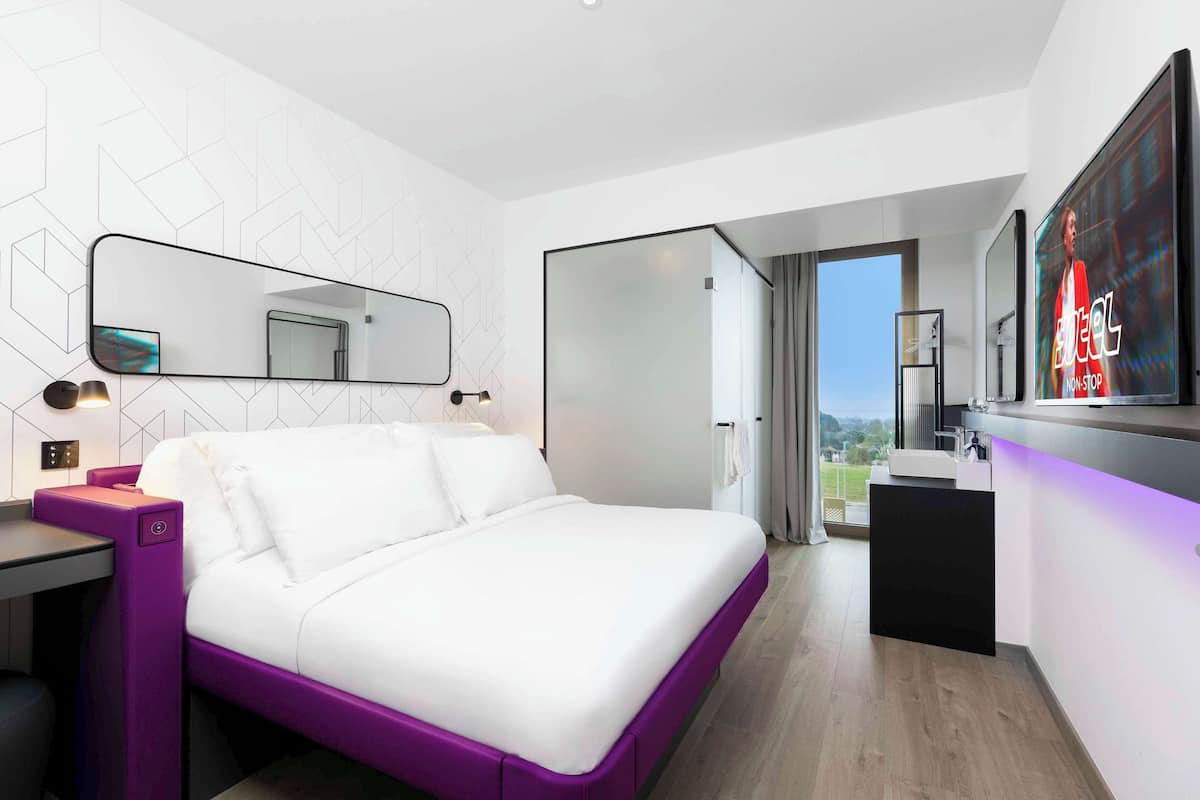 Premium Queen View | In-room safe, laptop workspace, soundproofing, iron/ironing board