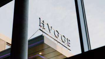 Un edificio con un letrero que dice 'LVGGE'.