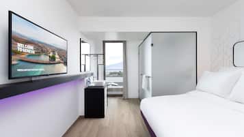 Premium Queen View | Két bảo mật tại phòng, khu vực làm việc phù hợp cho laptop