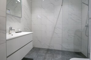 Douche, serviettes fournies, savon, shampoing