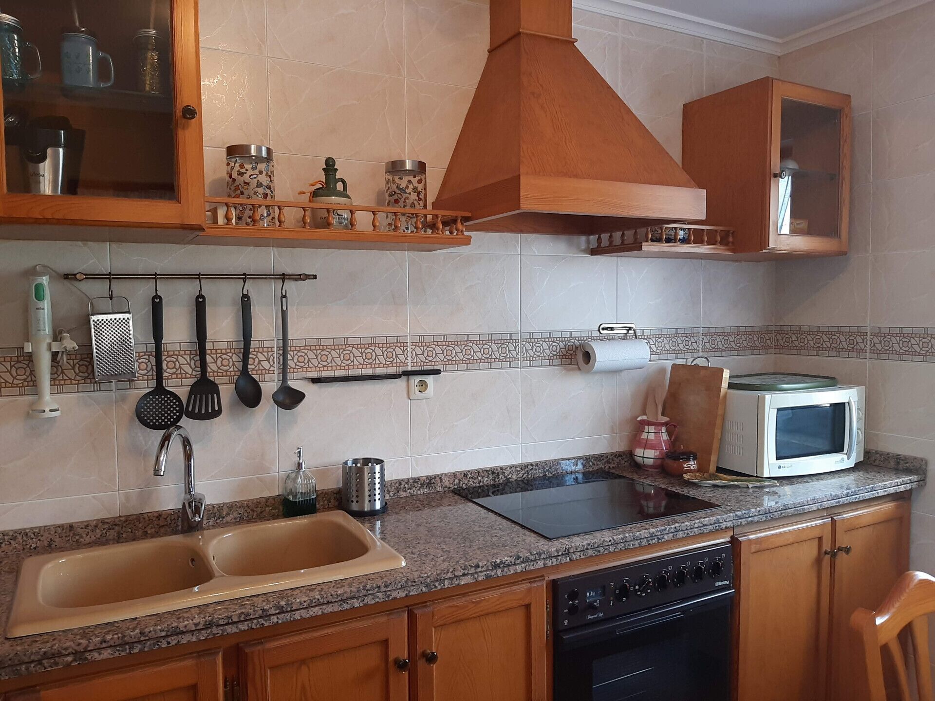 Een koffiezetapparaat/waterkoker, een broodrooster