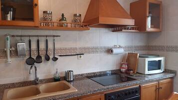 Een koffiezetapparaat/waterkoker, een broodrooster