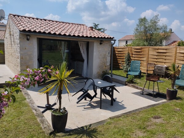 Terrace/patio - Studio Bucolique 8 min from the beaches (Saint-Just-Luzac)
