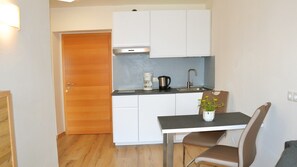 Kühlschrank, Mikrowelle, Herdplatte, Wasserkocher mit Kaffee-/Teezubehör