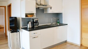 Geladeira, micro-ondas, cooktop, cafeteira/chaleira