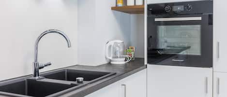 Kylskåp, ugn, spishäll och diskmaskin