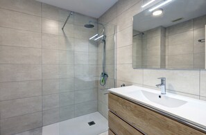 Een douche, handdoeken