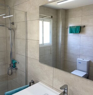 Shower, towels - Holiday Apartment 'Amazing In Puerto Alto' with Sea View, Shared Pool & Wi-Fi (Estepona)