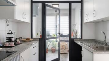 Kühlschrank, Mikrowelle, Ofen, Herdplatte