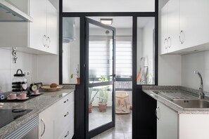 Jääkaappi, mikroaaltouuni, uuni, liesi