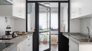 Een koelkast, een magnetron, een oven, een kookplaat