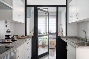 Frigorífico, microondas, horno y placa de cocina