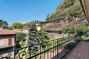 Property grounds - Apartment 'Casa Centro Laveno Mombello' with Wi-Fi (Laveno Mombello)