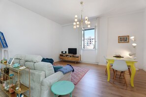 TV - Apartment 'Casa Centro Laveno Mombello' with Wi-Fi (Laveno Mombello)