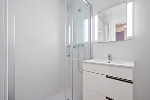 Ducha, secador de pelo y toallas