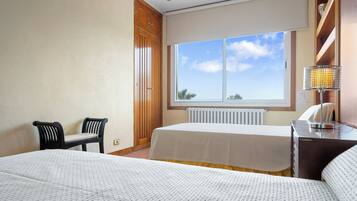 4 slaapkamers, een strijkplank/strijkijzer, gratis wifi, beddengoed