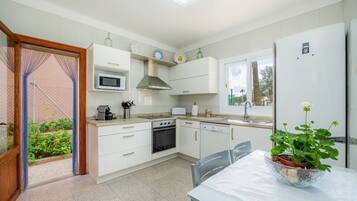 冷蔵庫、電子レンジ、オーブン、コンロ