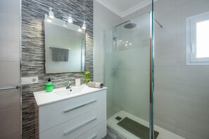 Suihku, hiustenkuivaaja, pyyhkeet