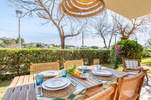 Outdoor dining - Holiday Home 'Apt Con Piscina Y Jardín' with Shared Pool, Wi-Fi and Air Conditioning (Puerto Pollensa)