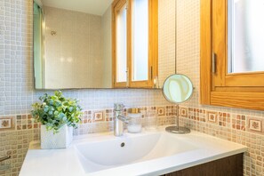 Shower, hair dryer, towels - Holiday Home 'Apt Con Piscina Y Jardín' with Shared Pool, Wi-Fi and Air Conditioning (Puerto Pollensa)