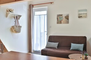 TV - Holiday Apartment "Studio Le Petit Julien" with Shared Garden & Wi-Fi (Saint-Julien-des-landes)