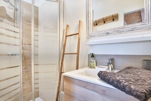 Dusche, Haartrockner, Handtücher