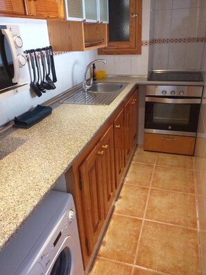 Køleskab, mikrobølgeovn, ovn, kogeplade